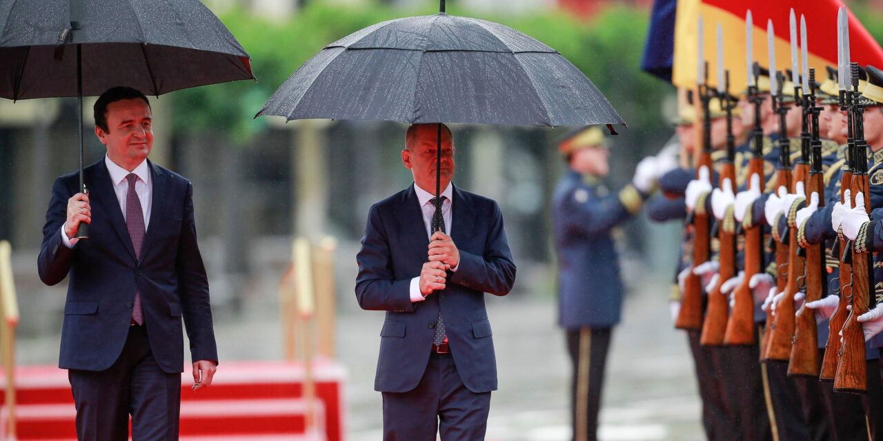 Olaf Scholz megérkezett Pristinába