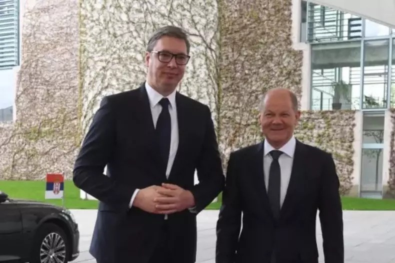 Az üveges Vučić hanyatt esése