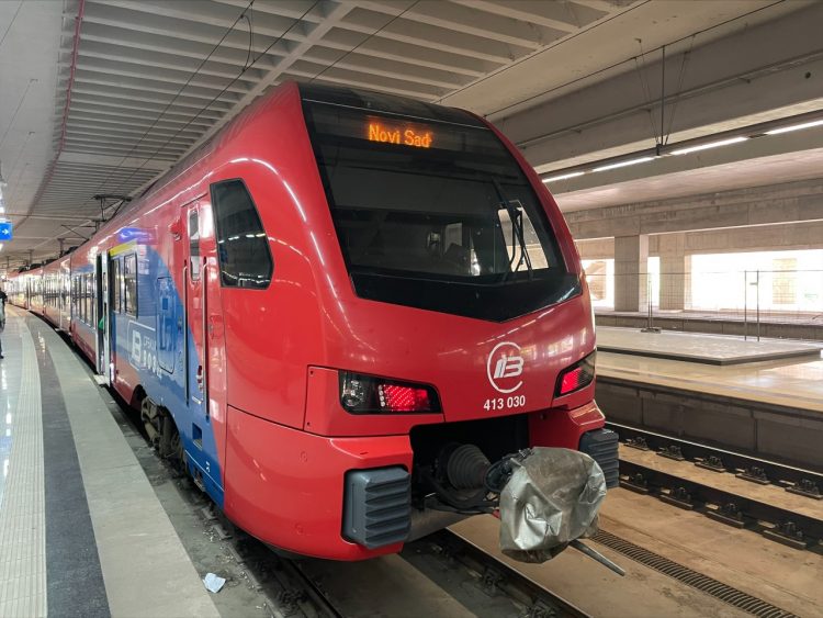 A Belgrád-Bar vonaton egy csoport fiatal szétverte a mosdót és az ablakot is betörte