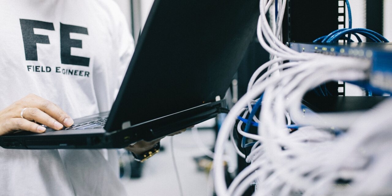 Az IT-ben dolgoznak, de ötször kevesebbet keresnek a programozóknál