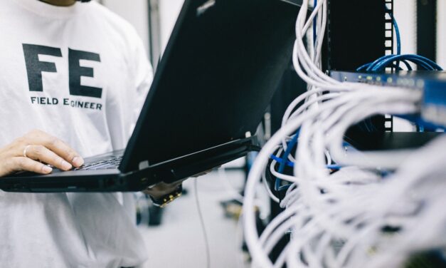 Az IT-ben dolgoznak, de ötször kevesebbet keresnek a programozóknál