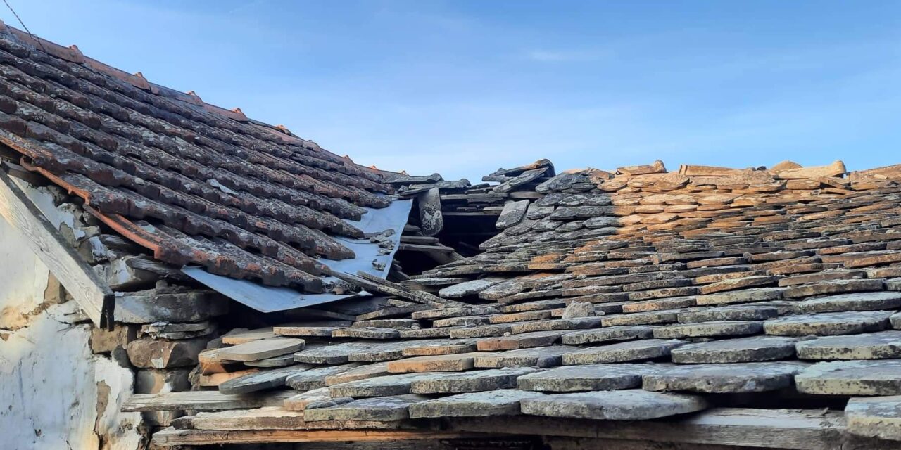 Bedőlhet a tetőszerkezete a háznak, amelyben a nagymama az unokáját neveli (videó)