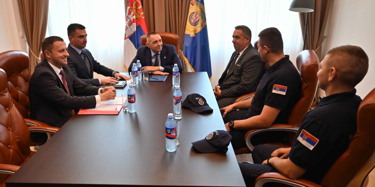 Jutalmat kapnak az aknába esett kisfiú életét megmentő tűzoltók