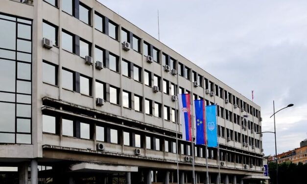 Tüntetéssel tervezik megakadályozni Újvidék új polgármesterének a megválasztását