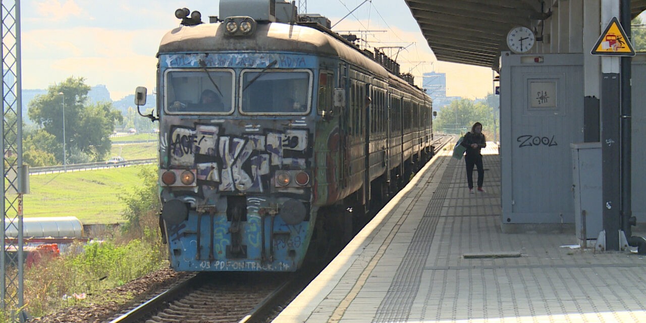 Ismét kövekkel dobáltak meg egy személyvonatot