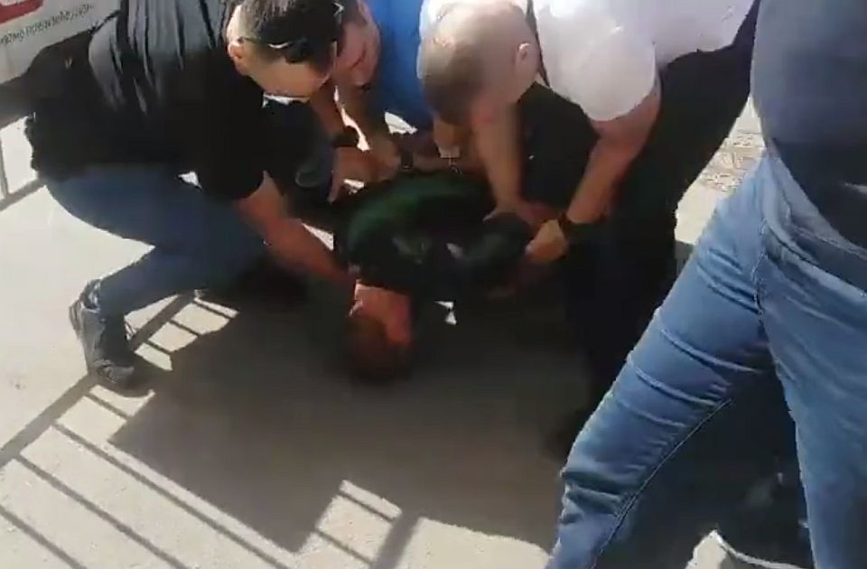 Brutális összecsapások Újvidéken, ütlegelik a tüntetőtek a parlament előtt