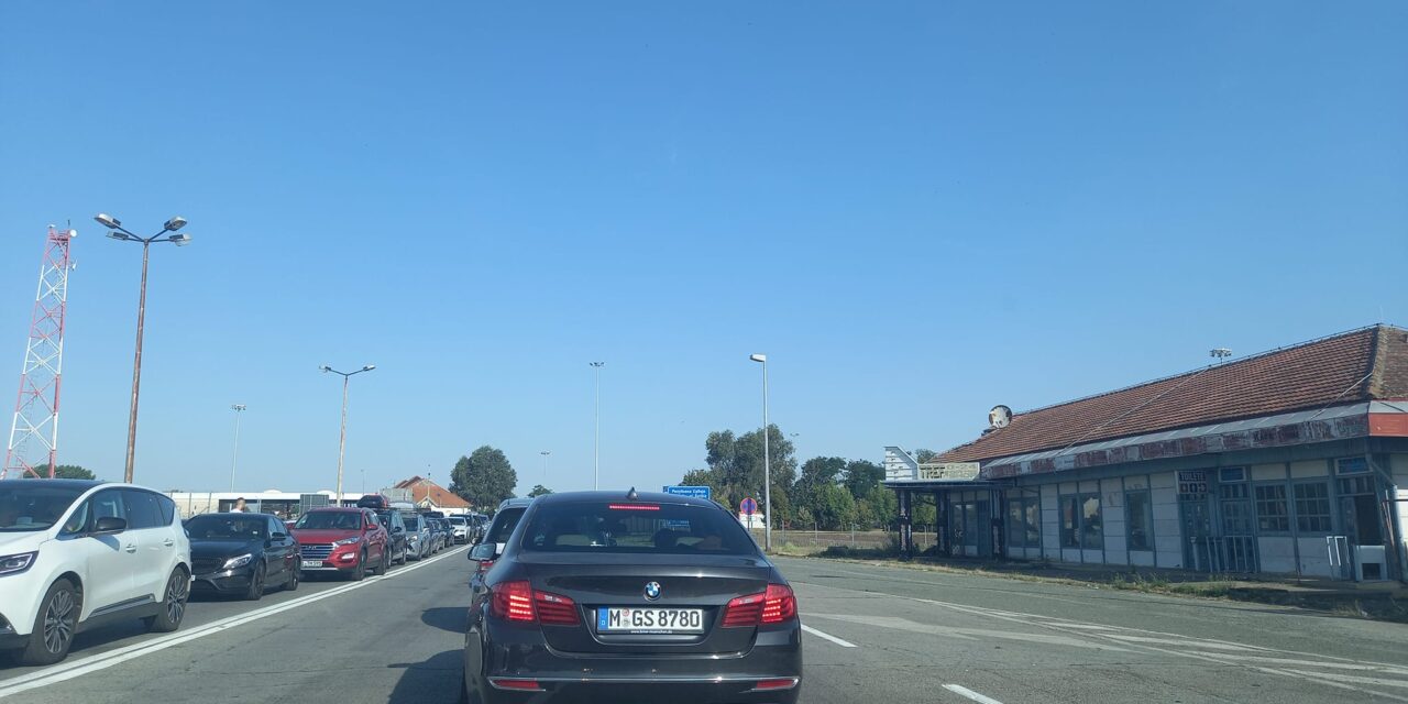 Még dél sincs, de van átkelő, ahol már három órát kell várni Magyarország felé