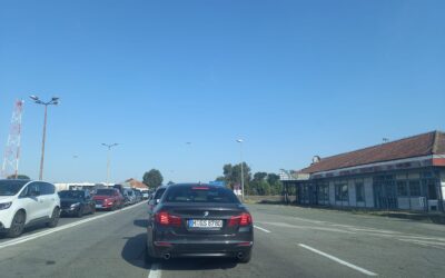 Egyirányúsították a Röszke közút átkelőt, hosszú várakozás a határokon