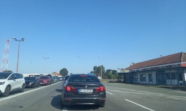 Még dél sincs, de van átkelő, ahol már három órát kell várni Magyarország felé