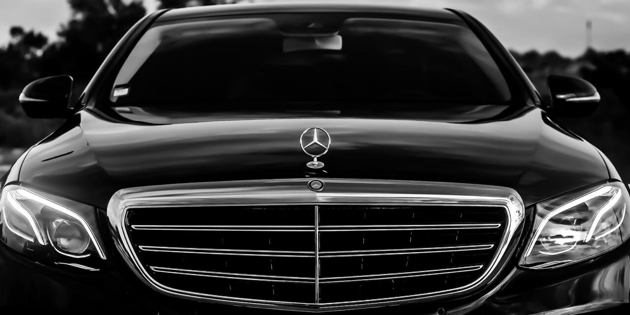 Felhajtott a járdára, majd sértegetni kezdte az egyetemistákat a Mercedes sofőrje