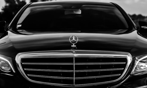 Felhajtott a járdára, majd sértegetni kezdte az egyetemistákat a Mercedes sofőrje