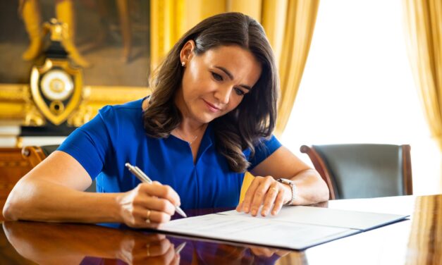 Novák Katalin távozását követelik, amiért kegyelmet adott egy pedofil diákotthon-igazgató bűntársának (Videó)