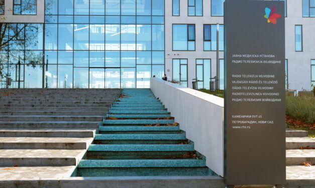 Figyelmeztető tiltakozást tartottak a Vajdasági RTV dolgozói az új székházban