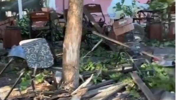 Kávézóba hajtott egy autó Újvidéken, a sofőr gyalog menekült el