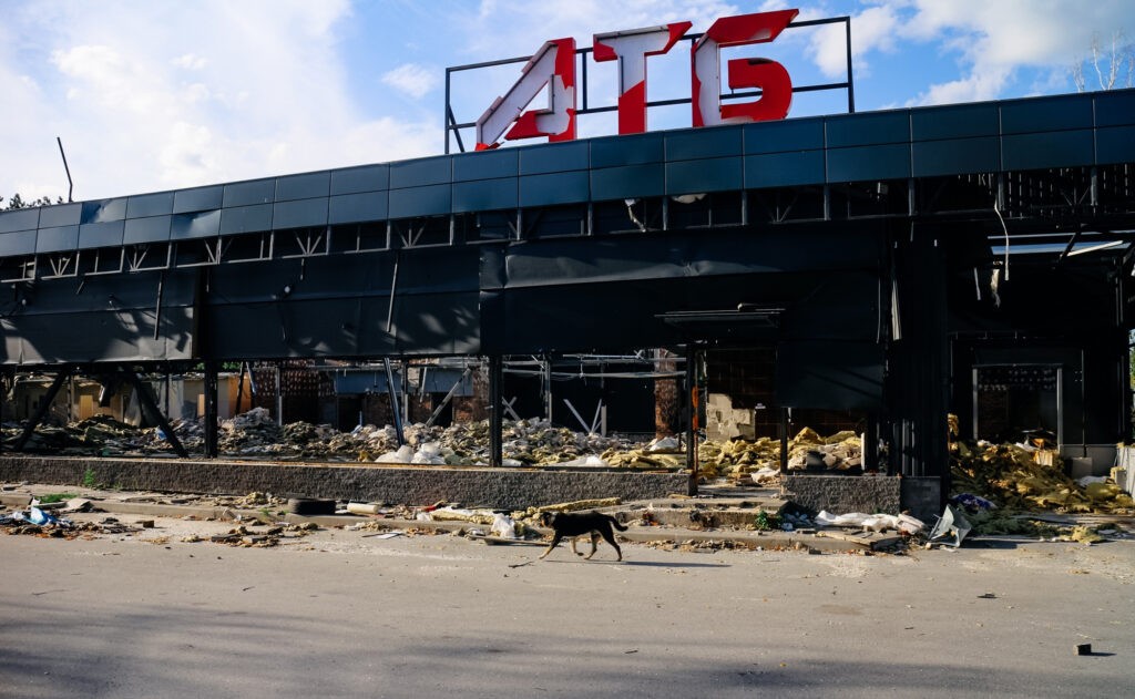 Csernyihiv bevásárlóközpontja orosz rakétatámadás után. 2022. július 20. (Fotó: Ada Zagorodnya/Shutterstock)