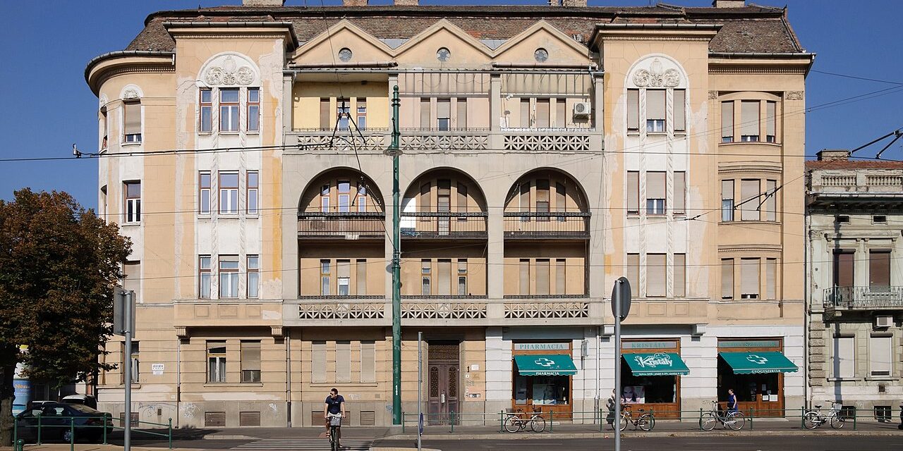 Montenegrói férfi bedrogozva dobált az utcára bútorokat Szegeden