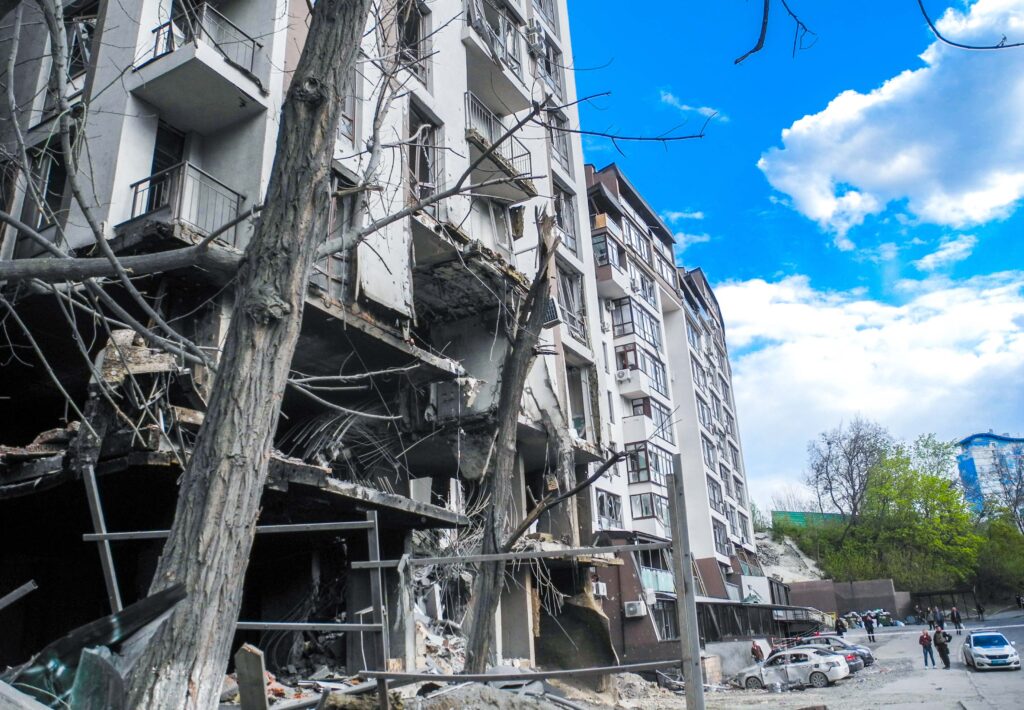 Lerombolt lakóépület Kijevben. 2022. április 29. (Fotó: Jana Janina, Shutterstock)