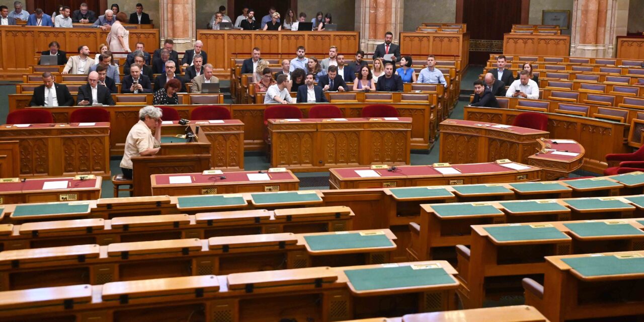 <span class="entry-title-primary">Újfent meggyalázott Országgyűlés</span> <span class="entry-subtitle">A Fidesz tizenötödször is kiírta magát a parlamenti demokráciából</span>