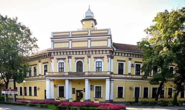 <span class="entry-title-primary">Miért szavazzunk önökre?</span> <span class="entry-subtitle">Csonka Áron: A jelenlegi városvezetés hatalmas adósságokat halmozott fel</span>