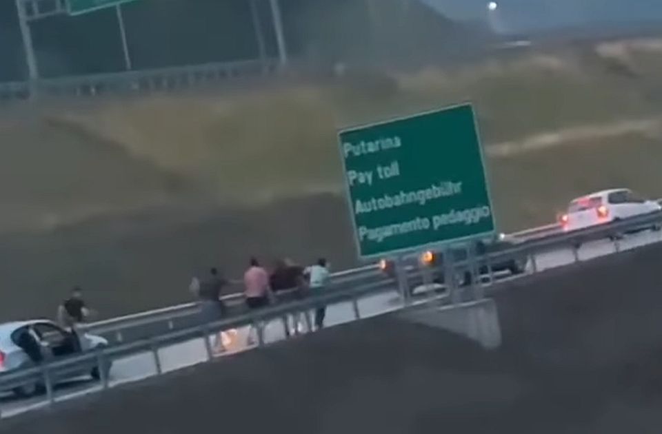 Ütötték-rúgták egymást a nemrég átadott autópályán (videó)