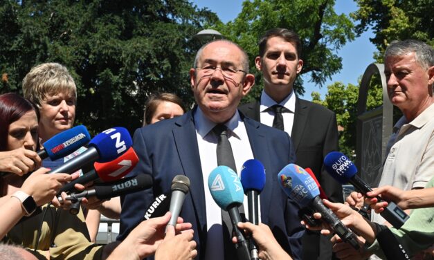 <span class="entry-title-primary">A VMSZ leuralta a magyar intézményeket és a közéletet!</span> <span class="entry-subtitle">Eltűnt a kritikus magyar értlemiség</span>