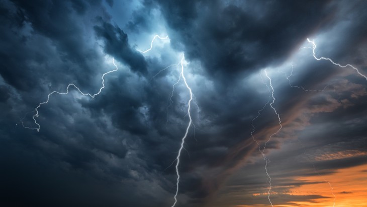 Megérkezett az ítéletidő, jégeső és szél kíséri