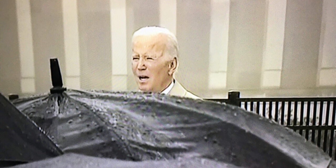 <span class="entry-title-primary">Emelt fővel, zuhogó esőben</span> <span class="entry-subtitle">Biden és Amerika szeptember 11-re emlékezett</span>