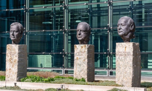 <span class="entry-title-primary">Gorbacsov: Béketeremtő vagy országveszejtő</span> <span class="entry-subtitle">Mihail Gorbacsovra hálával emlékezik a Nyugat, egyes keleti hatalmak viszont a szovjet birodalom sírásójának tekintik</span>