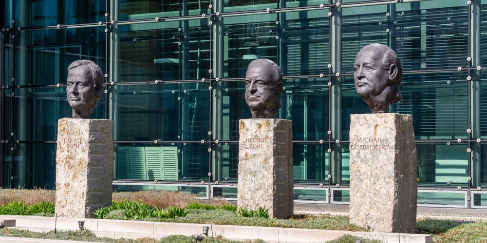 <span class="entry-title-primary">Gorbacsov: Béketeremtő vagy országveszejtő</span> <span class="entry-subtitle">Mihail Gorbacsovra hálával emlékezik a Nyugat, egyes keleti hatalmak viszont a szovjet birodalom sírásójának tekintik</span>