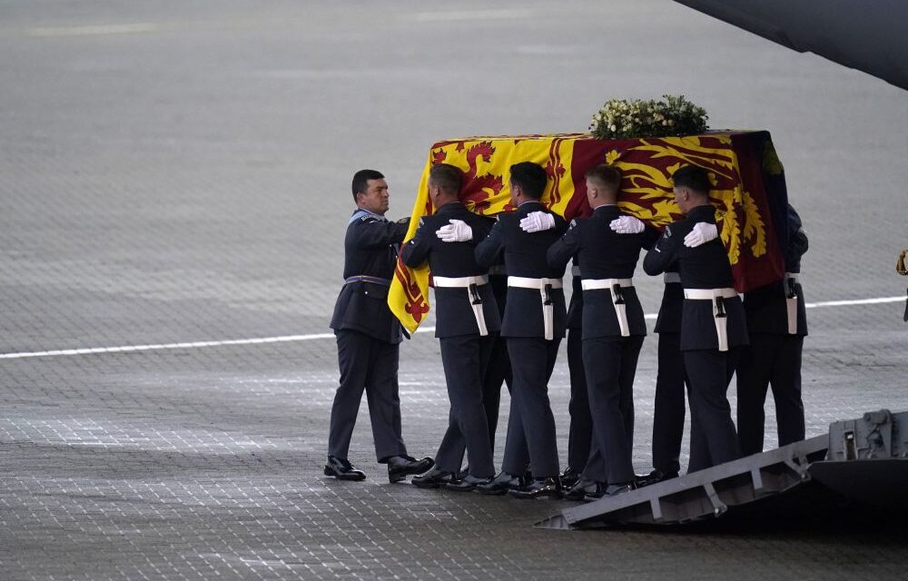 Felravatalozták a királynő koporsóját a londoni parlamentben