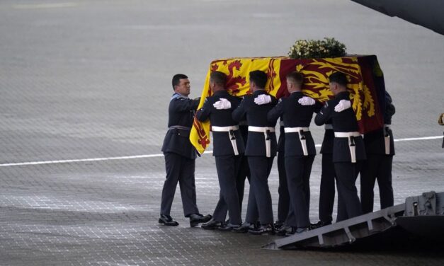 Felravatalozták a királynő koporsóját a londoni parlamentben