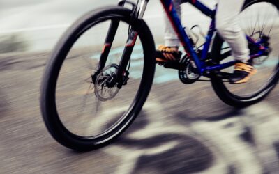 Alkoholmérgezés állapotában hajtott át biciklivel a piroson – durva büntetésekre számíthat