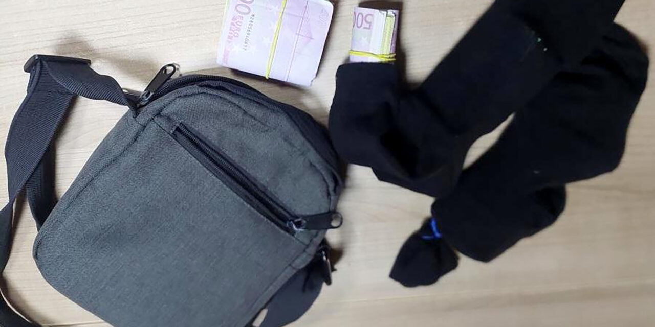 Férfi zokniba rejtve próbáltak átcsempészni 47.000 eurót