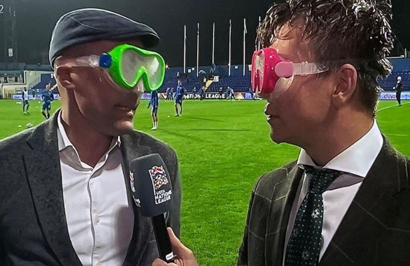 Búvárszemüvegben jelentkeztek be az újságírók