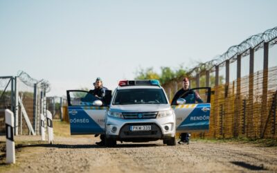 Egy autó kibővített alvázában rejtőzött el két férfi