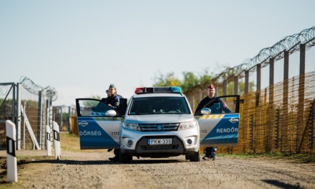 Egy autó kibővített alvázában rejtőzött el két férfi