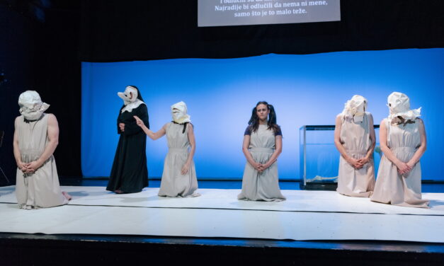 Online is válthatnak jegyet a Kosztolányi Dezső Színház előadásaira