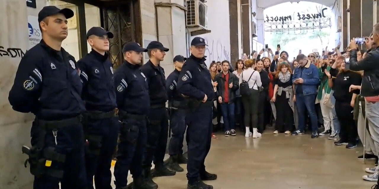 Tüntetés a bulvárlap ellen, amely interjút közölt a sorozatos erőszaktevővel