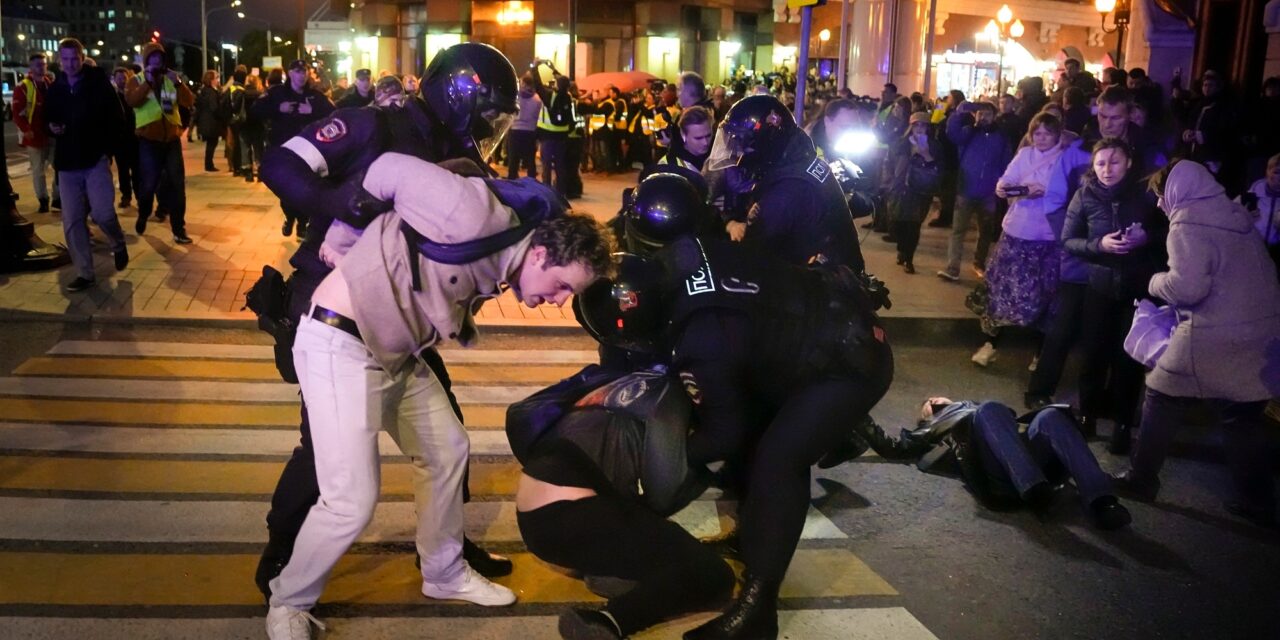 Keserves gyereksírás kíséri a bevonuló orosz férfiakat