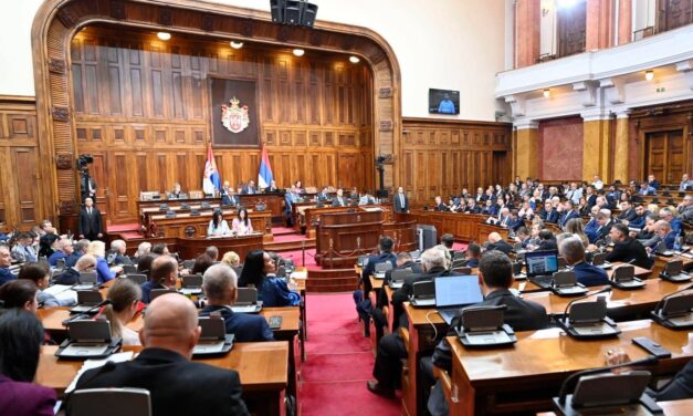 Ülésezik a parlament, Gašić leváltása is napirenden