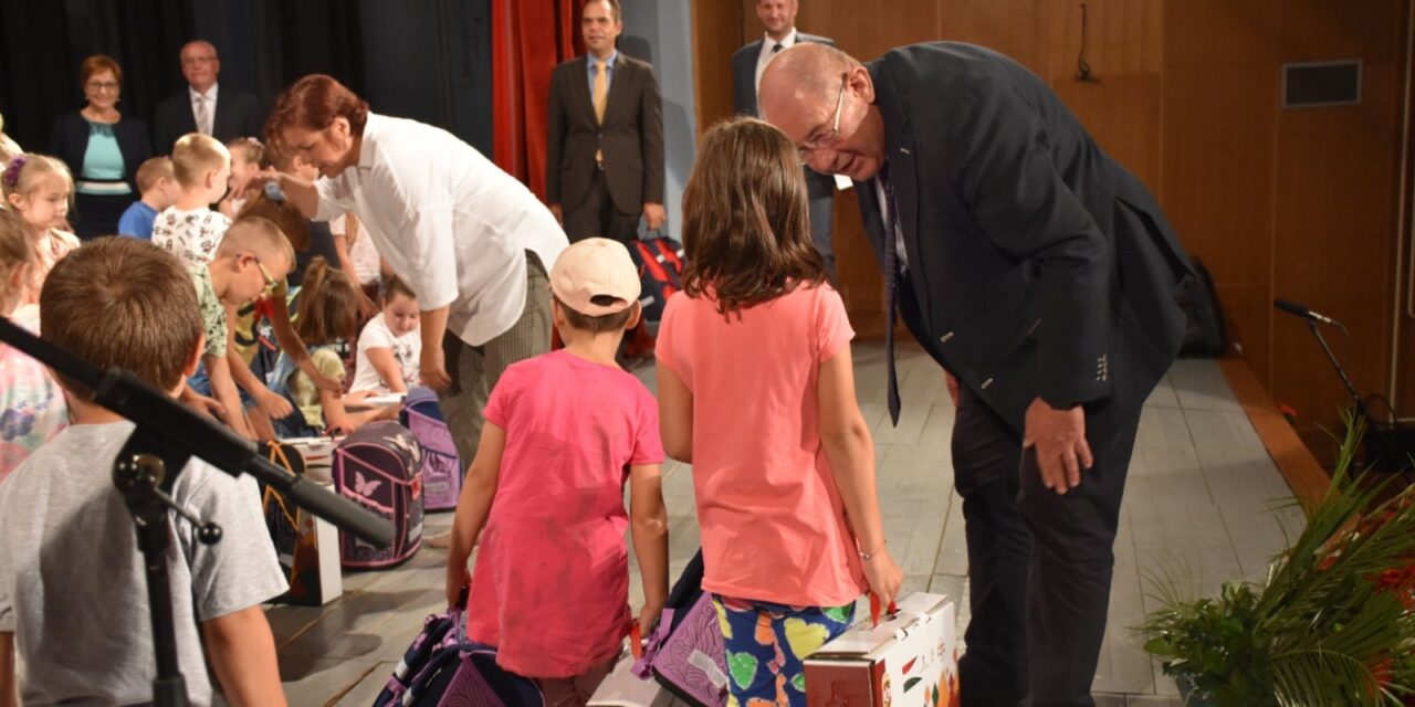 (Párt)propaganda célú ajándékosztás