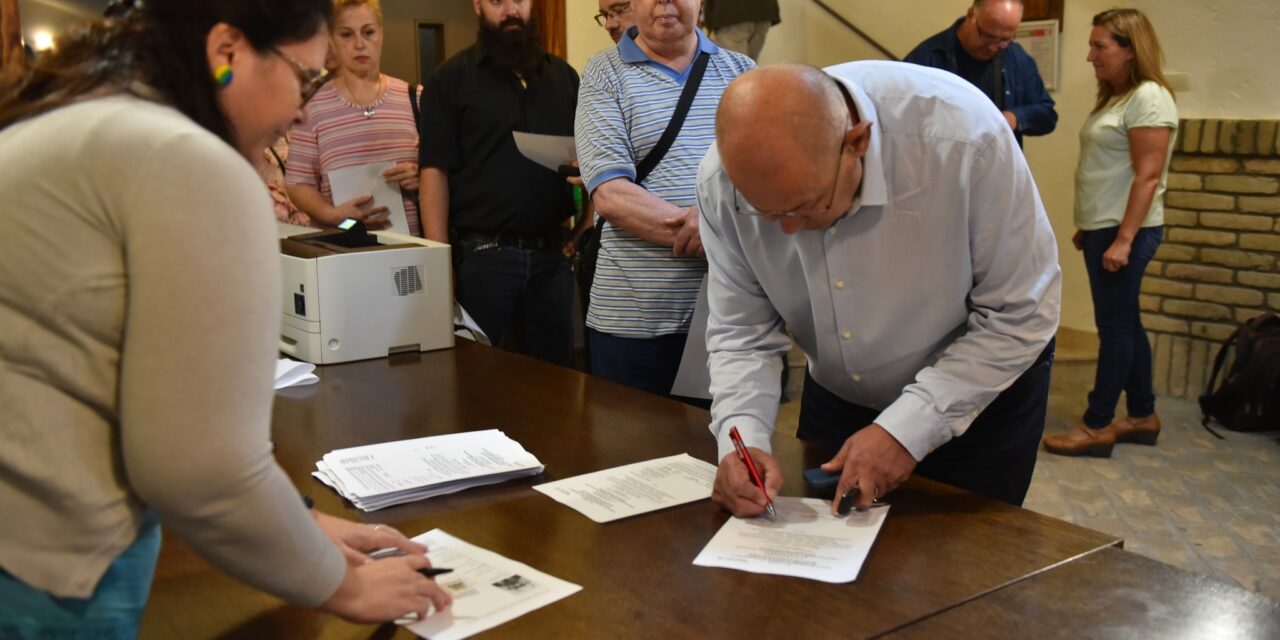 Pásztor István aláírta