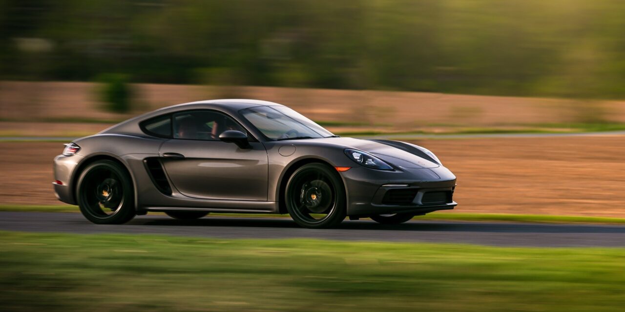 Egy idős asszony jogosítvány nélkül száguldozott egy Porschéval Szlovéniában