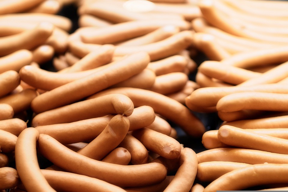 Baktériumfertőzés miatt hívták vissza a boltok polcairól a Wudy virslit