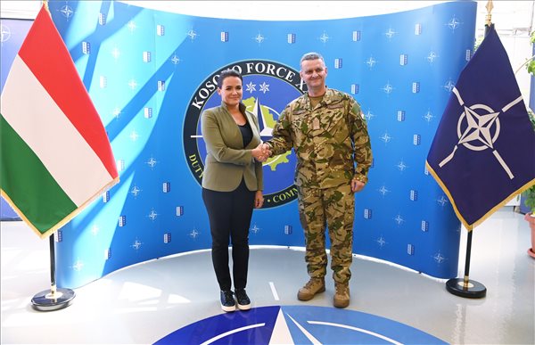 A KFOR távozó magyar parancsnoka a párbeszédben hisz