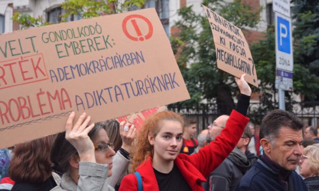 <span class="entry-title-primary">Visszafogott állami, harcos népi megemlékezés</span> <span class="entry-subtitle">2022 '56-ja a válság Magyarországán – Budapesti tudósítónk fotóriportja</span>