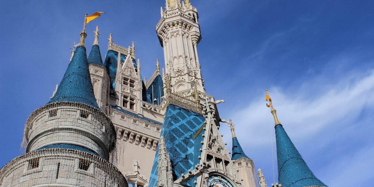 Hatvanezer ember nem hagyhatja el a Disney parkot a koronavírus miatt