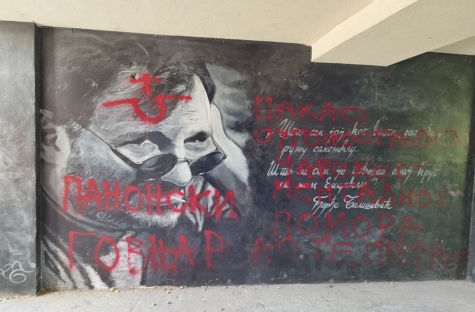 Ismét meggyalázták a Đorđe Balašević emlékét őrző falrajzot