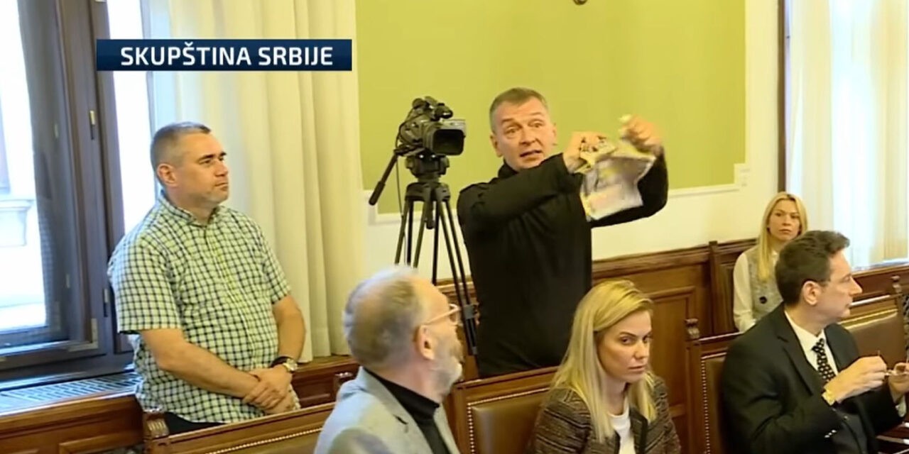 Az ellenzék vezetője széttépte a bulvárlapot (videó)