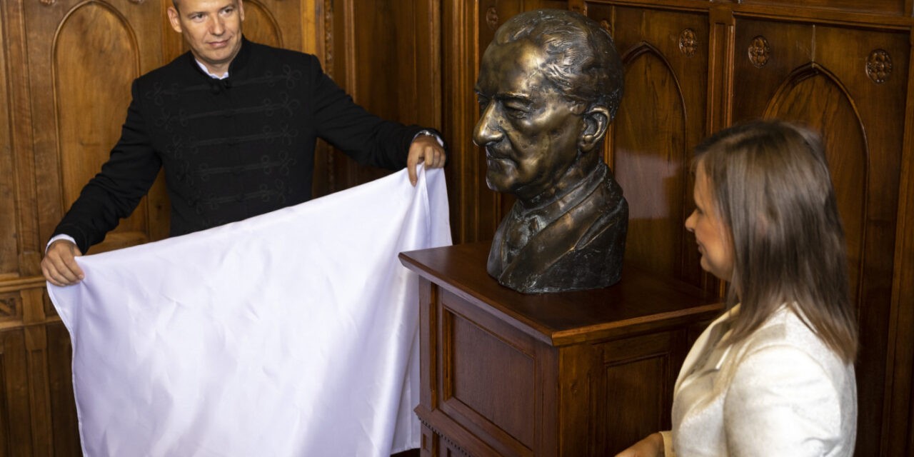 „Mirović vonja kérdőre a magyar nagykövetet, miért áll még mindig a Horthy szobor az Országházban!”